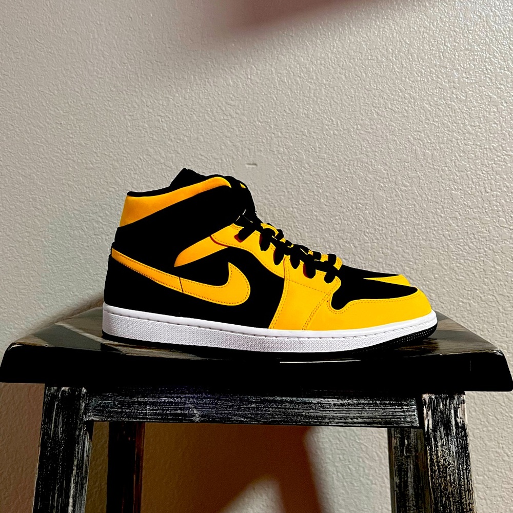 Jordan 1 Mid-Reverse New Love